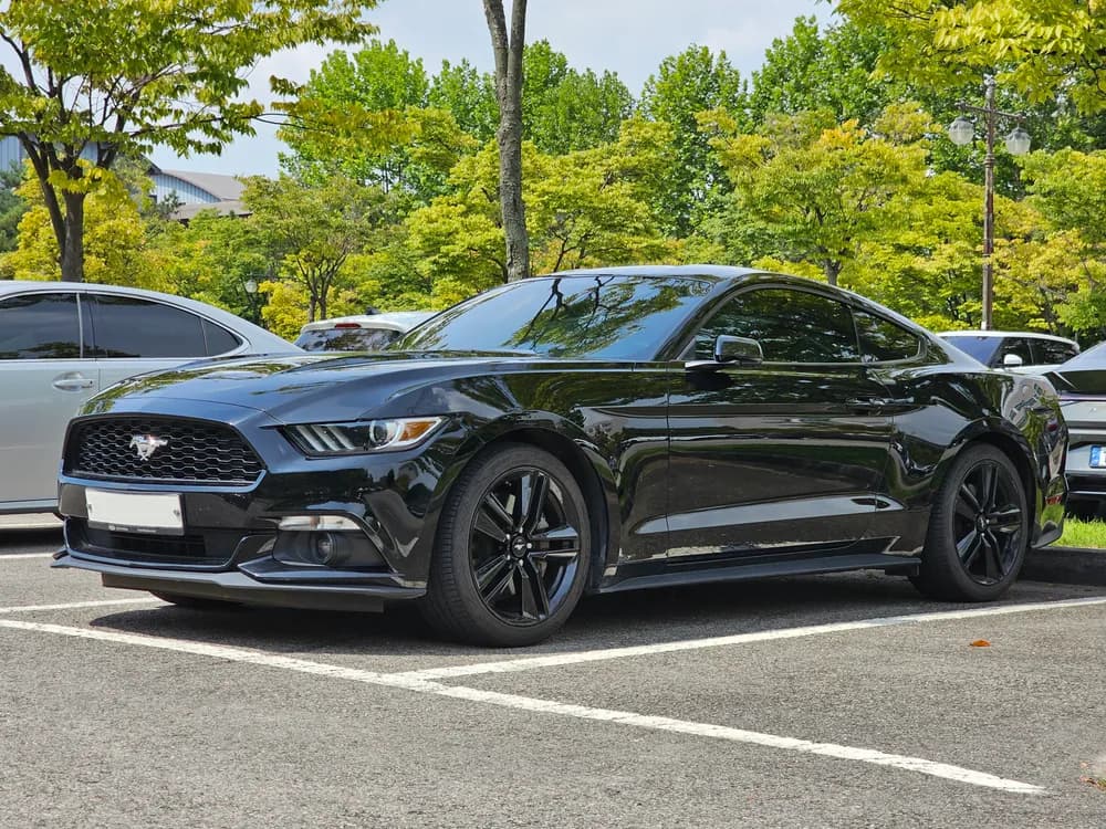 Ford Mustang 2023 у каталозі на сайті дилера